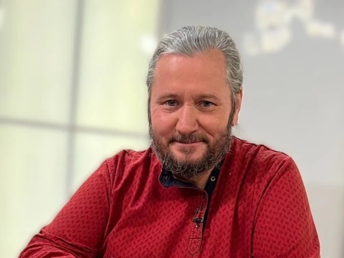 Умер телеведущий Максим Сырников